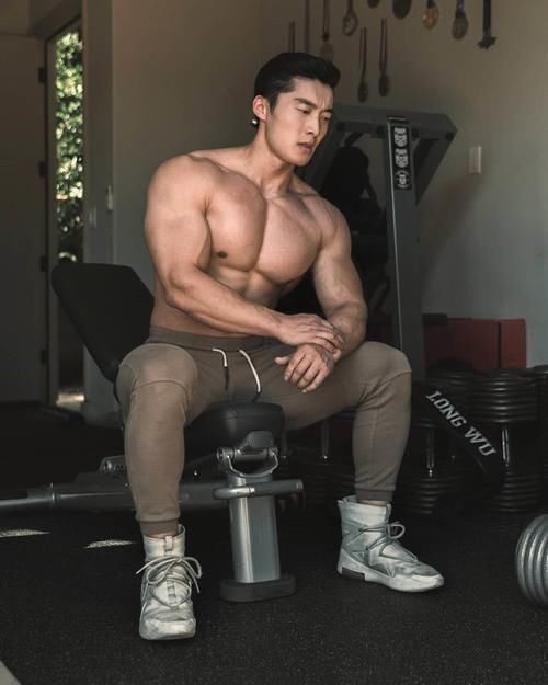 胸肌|肌肉练家子的虎背熊腰好精壮:胸肌壮实,腹肌质感,麒麟臂也健硕