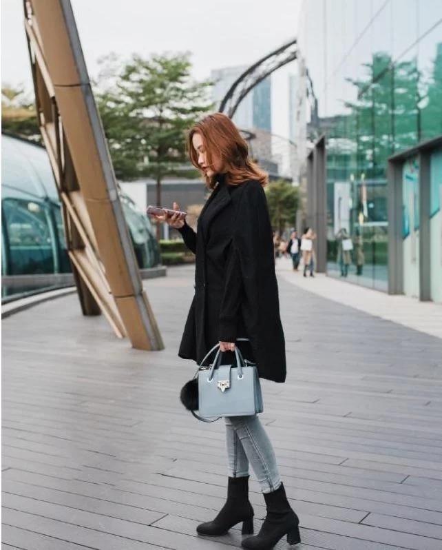 街拍:美女柔美的白色连衣裙美范十足,很有文艺清新风的感觉