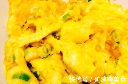 技巧|炒鸡蛋有技巧,最“忌”直接下锅,多做一步,鸡蛋嫩滑不粘锅