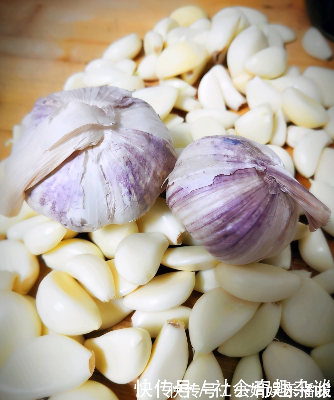 腌腊八蒜，别直接加醋泡！牢记4点，1天变绿，酸香脆爽，超简单