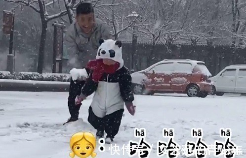 带娃|“最无情奶爸”带娃玩雪走红,奶奶提着30米大刀在赶来的路上