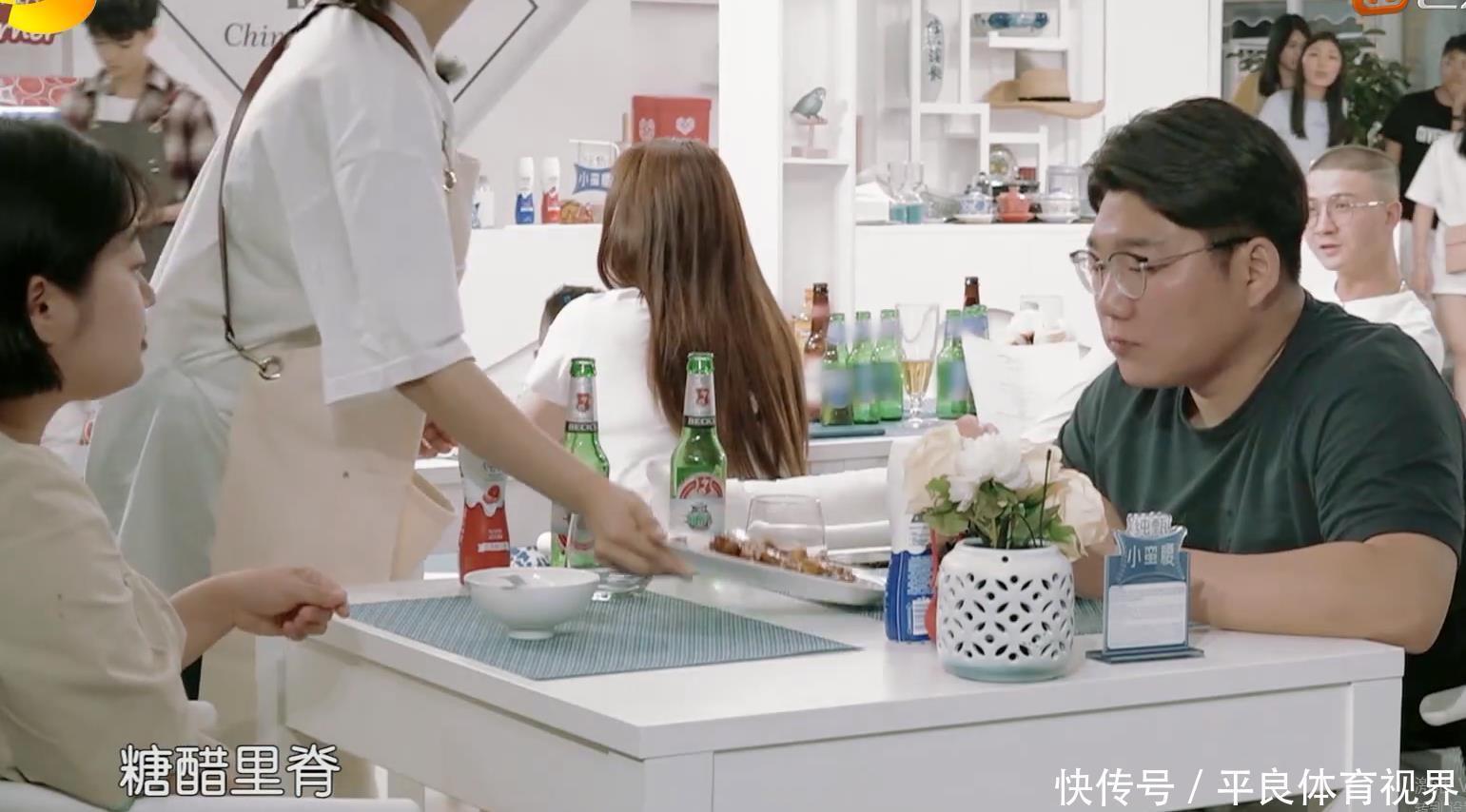 服务员|《中餐厅》再引争议,看到服务员上菜的方式,网友好恶心!