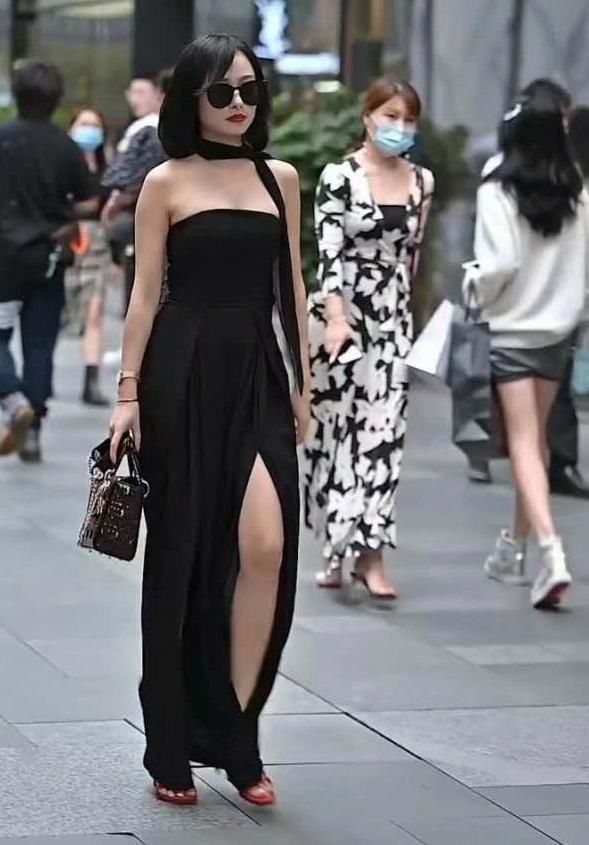 漂亮的小姐姐,黑色抹胸长裙,穿出最美女神范