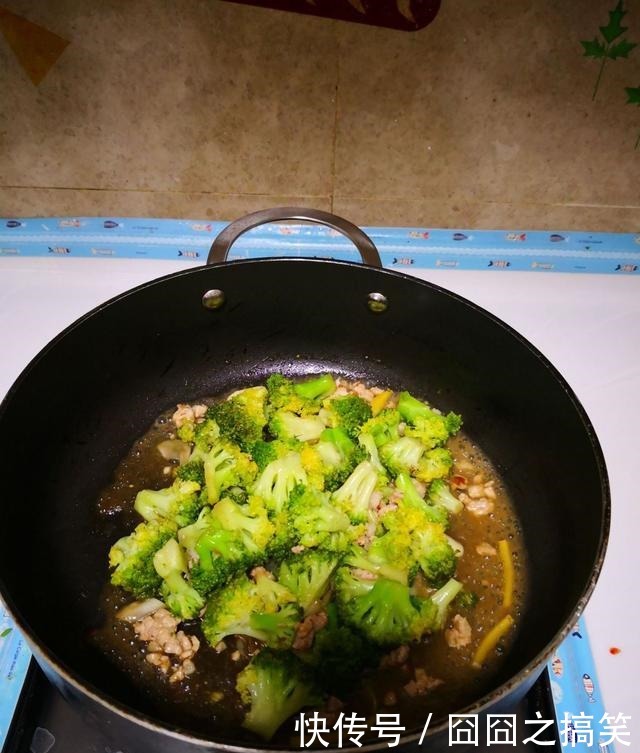 “西兰花”有人焯水!有人直接炒!酒店大厨说这样做,又脆又入味