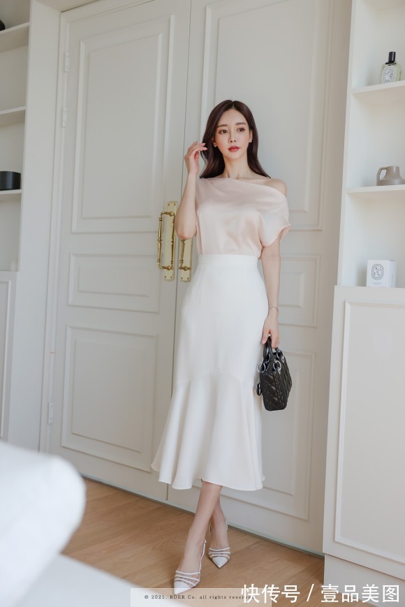 时尚|女神孙允珠时尚搭配:荧光驼色淡粉斜肩白瓷鱼尾裙