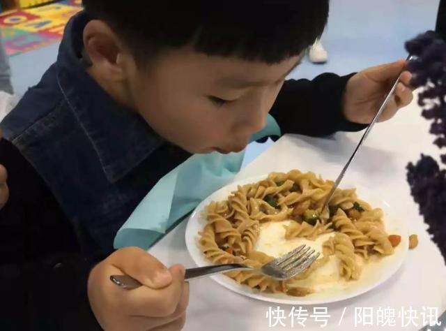 养老院|妈妈带孩子吃西餐,服务员看到餐具后说这个妈妈迟早得进养老院