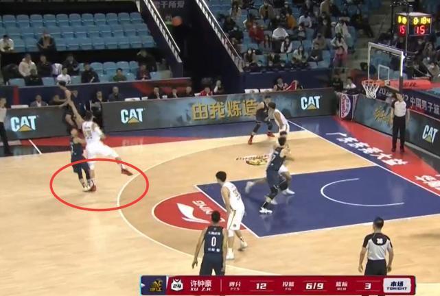 浙江广厦|这才是职业球员!徐杰被垫脚,谁注意他的举动,难怪广厦主帅眼馋