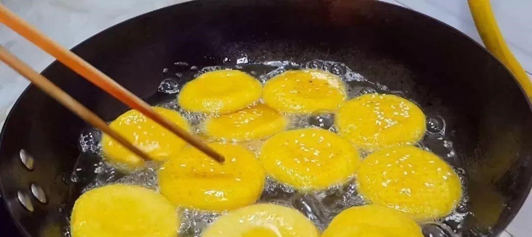 半个南瓜,1个鸡蛋,不用一滴水,比油条做法简单,比蛋糕都好吃