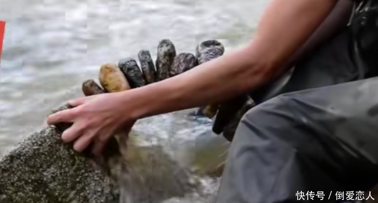 男子能把各种形状的石头完美平衡在一起 作品美轮美奂 让人折服