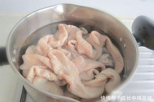 洗猪大肠时,加碱加盐大错特错!学会这招,大肠的腥臭味自动去除