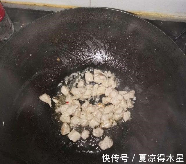 好吃|蒜苔炒鸡丁,简单快手,好吃又下饭!