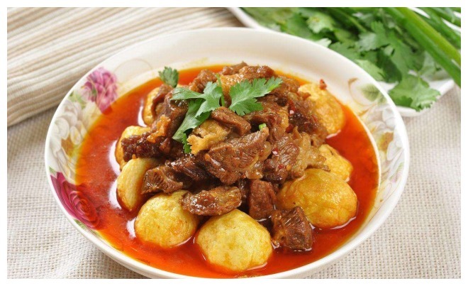 做牛肉有技巧，切肉时用对方法，牛肉不老不硬，口感比豆腐好