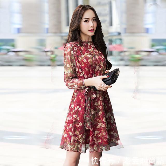 袖口 印花遇上连衣裙,穿出你的俏皮时尚