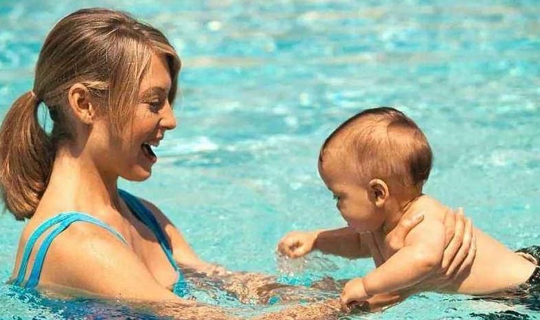 小朋友|游泳对小朋友的身体发育大有好处，几岁的孩子可以学游泳？