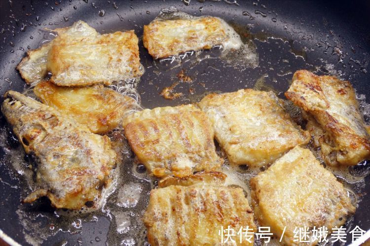 煎带鱼,用面粉还是淀粉?大厨教你一招,口感香酥脆,好吃不油腻