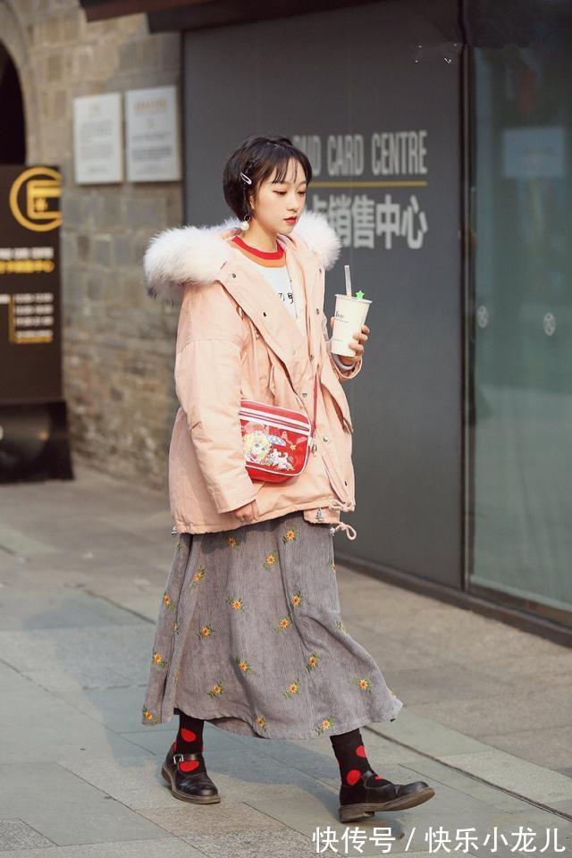 上衣 一字肩上衣搭配黑色裙子,清新时尚,展现知性优雅的女人味