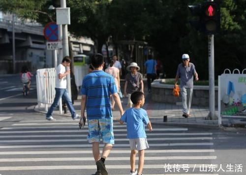 父母|宝妈炫耀10块钱带儿子吃海底捞:贪小便宜的父母,正在毁娃