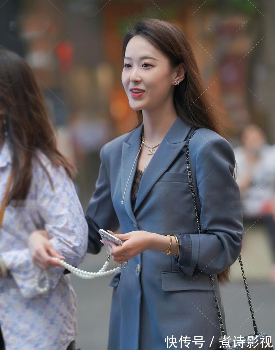 小西装 夏季穿小西装又飒又帅,内搭黑色短裙,清凉时尚又优雅有风度