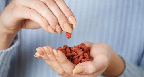  枸杞和黄芪|枸杞和它是“天生一对”，泡水可劲喝，祛湿排毒，肝肾会感谢你