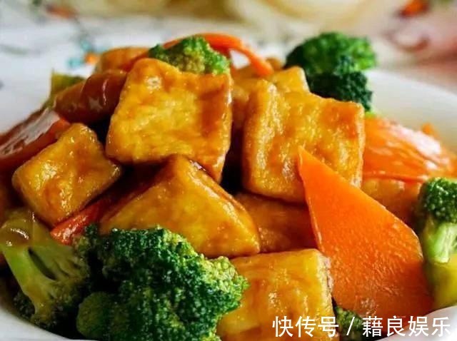 美食推荐焦溜豆腐，青椒茄子炒肉丝，干锅排骨，秘制老醋花生