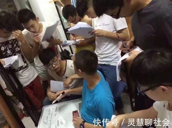 姐姐|说好的一起长大,妹妹却比三胞胎哥哥高出一截,凭实力当“姐姐”