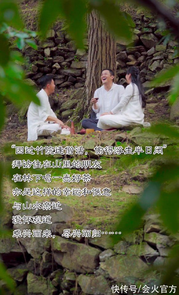 石头|李亚鹏花三百块买石头，捧着石头倒着走路，打扮朴素衣服全是褶皱