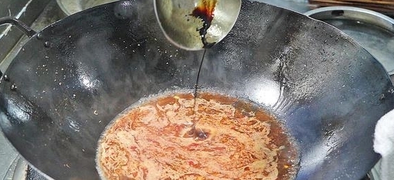 水煮肉片怎样做才好吃大厨教你小技巧，肉片滑嫩鲜香，开胃下饭