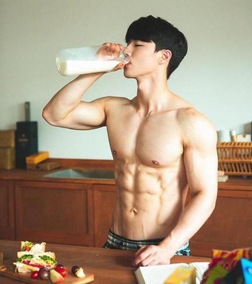 肌肉|肌肉男模长得好有型，胸肌和臂肌很精壮，腹肌和人鱼线如刀刻