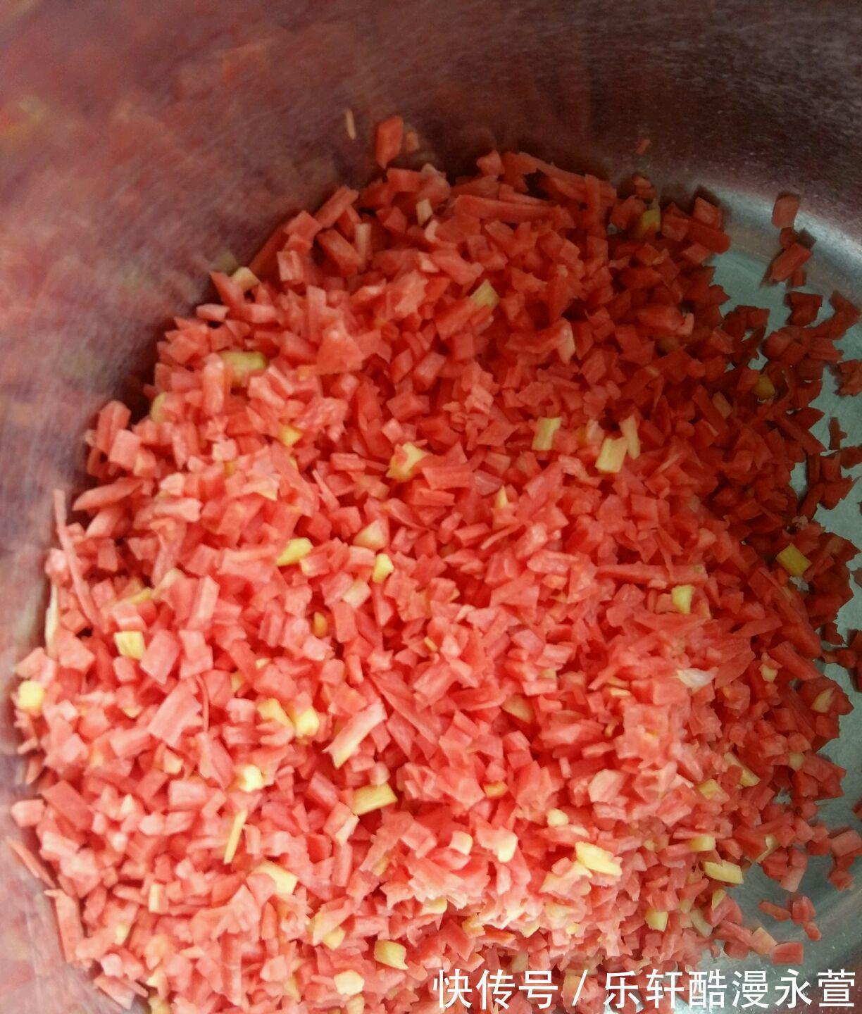 调制|洋葱胡萝卜牛肉饺子，馅料十足，调制一些蘸料配着吃，美得很