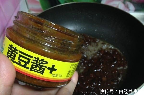 鱼刺卡在喉咙里,吞米饭喝醋都不行,教你这2招,鱼刺自己跑出来