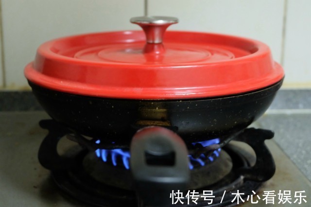 饺子别再煮了，试试这个做法，面粉水比例调配好，冰花又焦又脆！