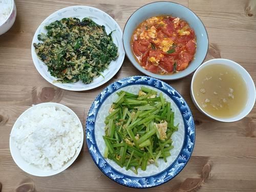 三色|母子2人的晚餐,走红朋友圈,网友:实实在在,清淡又营养