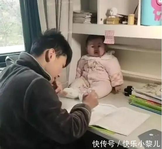 哥哥在家做试卷，妹妹秒变“监考老师”，妹妹为这个家付出太多