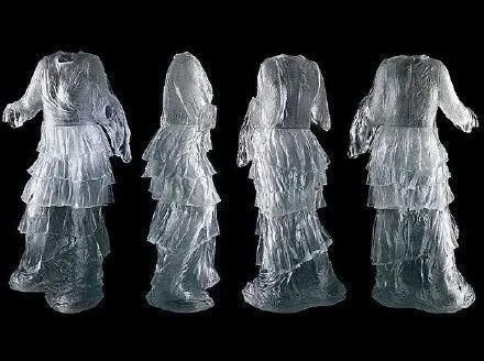 时装秀|艺术家用500斤玻璃做出重磅婚纱，惊艳时装秀，网友吐槽透明的怎么穿