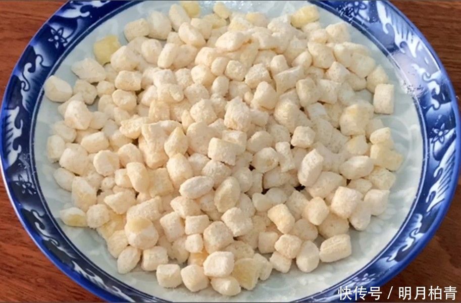 做疙瘩汤时,别用筷子搅了,学会1个技巧,个个圆溜溜,太好喝了