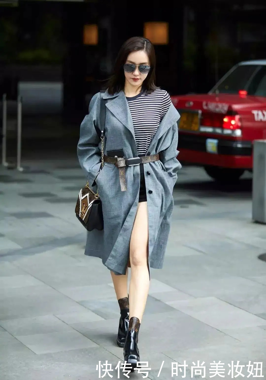 搭配|林峯老婆真懂高级穿搭技巧,风衣配牛仔裤,穿出满满的大牌范