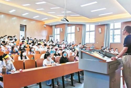 大学老师因“精致”火出圈，每日穿搭不重复，学生表示：很想上课