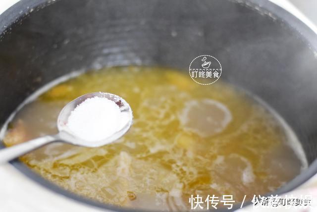 鸡汤|炖鸡汤时，别直接下锅炖，学会这个窍门，鸡肉嫩滑不柴，汤更香