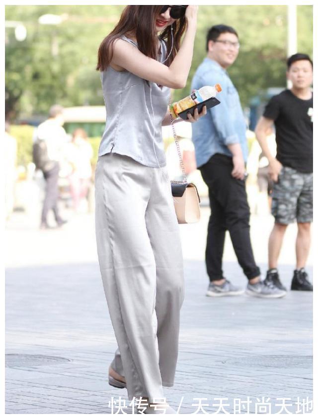 穿搭|美女穿搭:浅灰色背心上衣搭配阔腿裤,清爽舒适,休闲十足