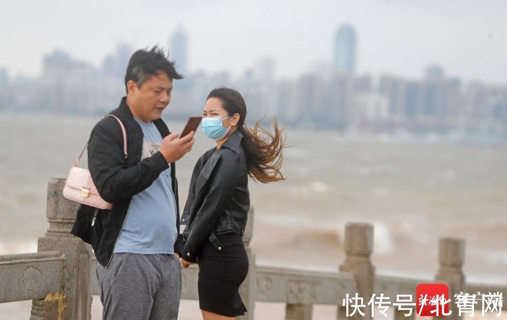 观海|台风“圆规”来袭 海口西海岸沙滩被海浪淹没