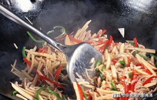 食材|炒菜时，油为何总是四处飞溅？大厨：只需加1物，不炸锅不溅油