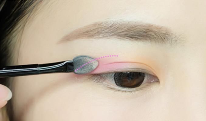 粉粉嫩嫩的桃花妆这样画，洋溢着暖春的气息，温柔又带点小妩媚