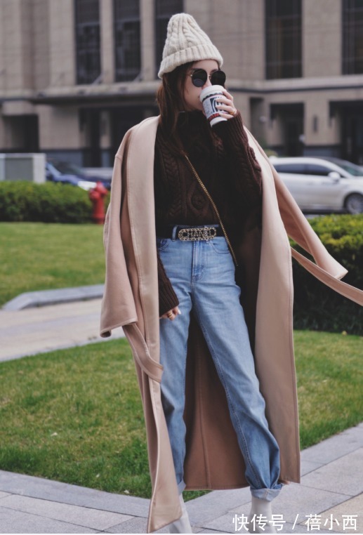 小蛮腰 开春之后穿什么才时髦?推荐“毛衣+牛仔裤”,百搭耐看不挑人