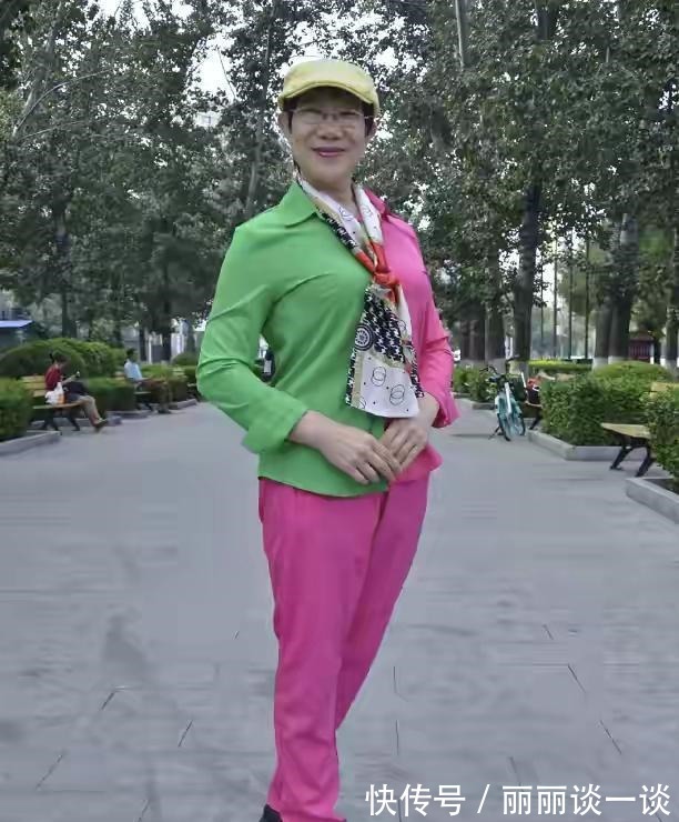 连衣裙 “老年穿搭”谁最强北京大妈土带潮，上海大妈精致时尚，更个性！