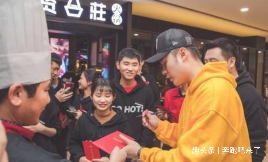 火鍋底料|陳赫火鍋店為啥能火招聘工資不算啥,看到服務(wù)員的長相明白了