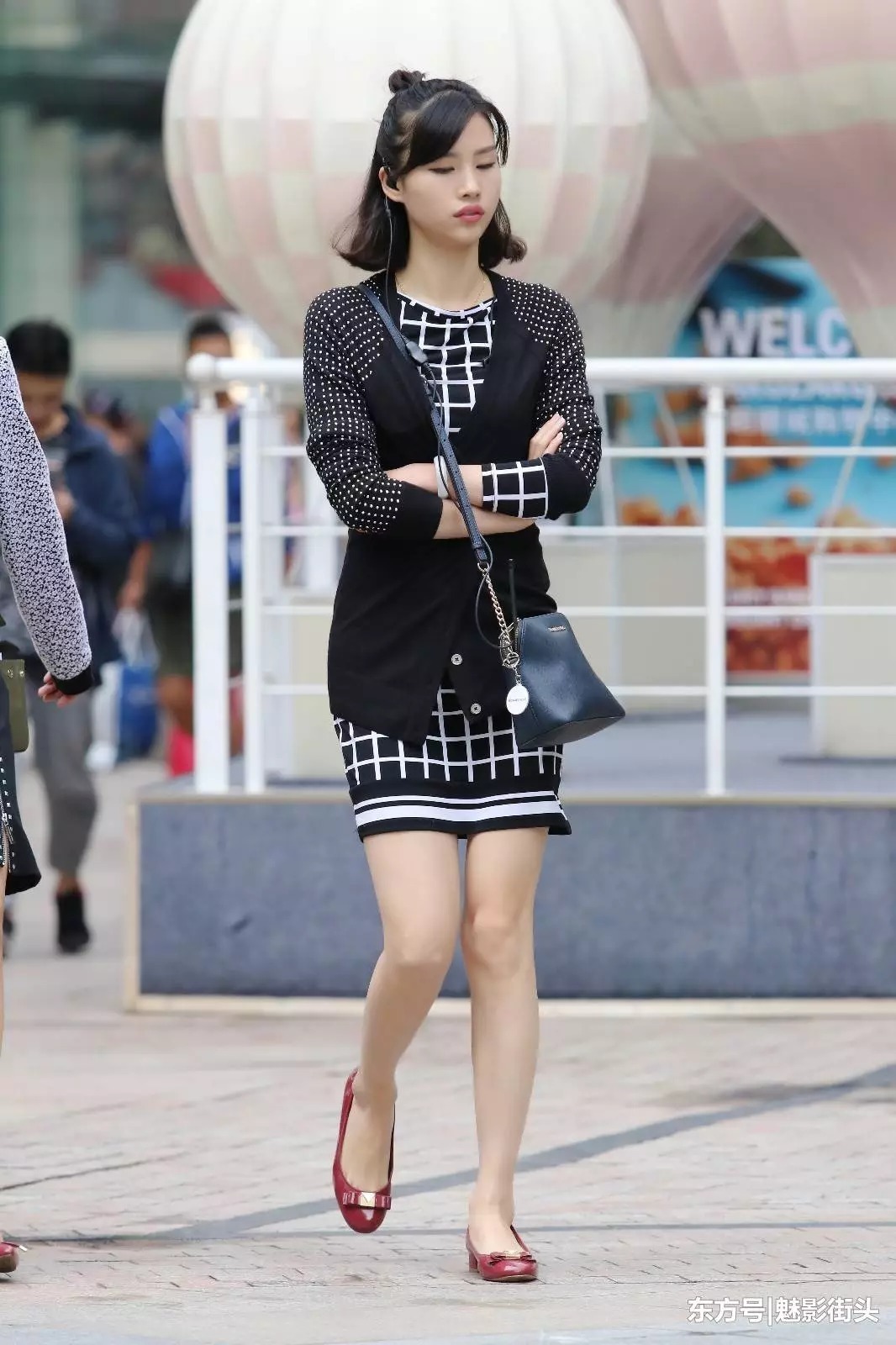 紧身牛仔裤搭配一字肩T恤，展现冰雪聪明的气质