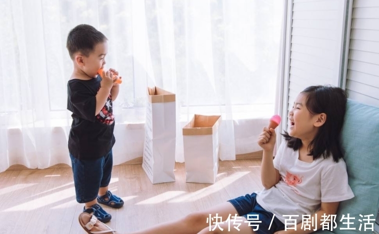 罚站|姐姐犯错被妈妈罚站,弟弟接下来的意外举动,让网友直言真暖心!