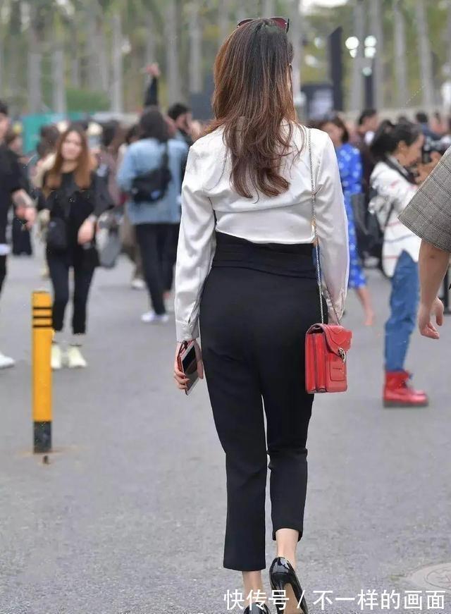 高腰|白斜肩高腰吊带上衣,搭配紧身牛仔裤,露出腰线对身材很自信