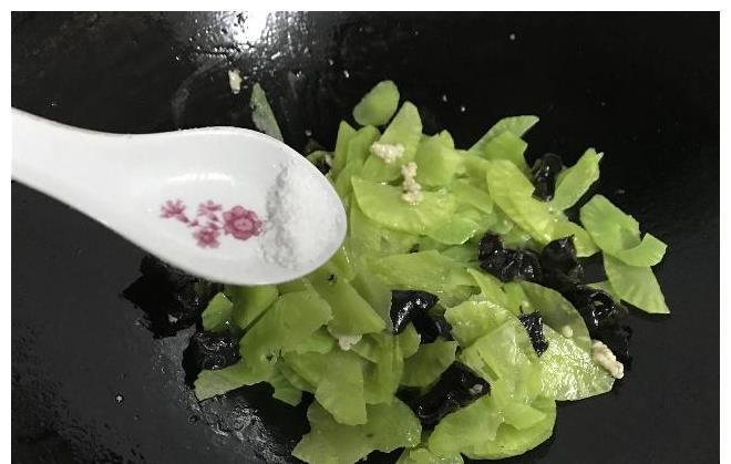 鲜美|这两种菜一起炒,补血效果翻倍,鲜美营养,贫血的人要多吃