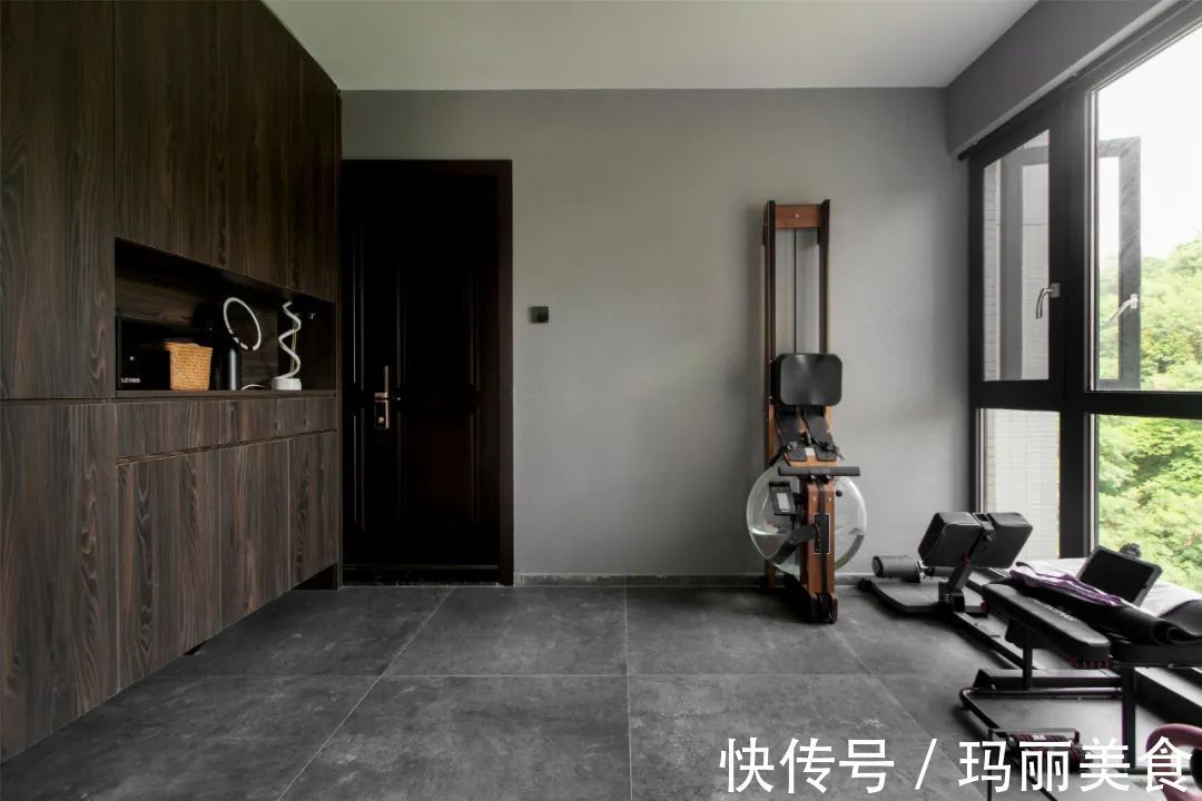 深木色|99㎡现代工业风,85后女神的家,满屋高级灰,绿植清新点缀